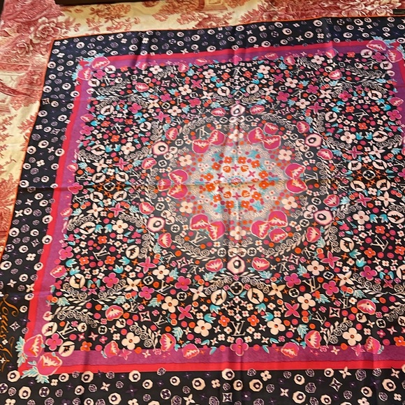 Louis Vuitton silk scarf called Lily. Never used. Rare and unusual color. - Picture 2 of 4